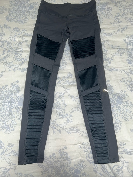 ALO Yoga Pants - New ALO Yoga Gray Moto
Leggings